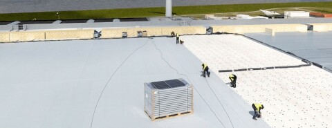 AllShield BarrierSheets aangebracht op een dak, vlak voordat de zonnepanelen worden ge&iuml;nstalleerd.