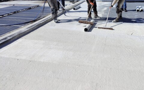 Het aanbrengen van AllShield Blue, FM 4484 & FM 4482 Approved minerale coating op een bedrijfsdak maakt het dak brandveilig tegen brandrisico’s van zonnepanelen.