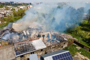 Zonnepanelenbrand verspreidt glasdeeltjes