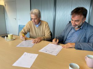 Allshield, Zonnepanelendelen en Triax Energy tekenen contract voor 2000 m2 zonnepanelen op brandbaar dak